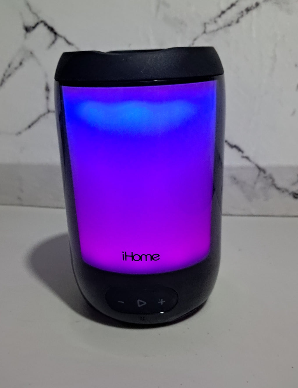 Bocina iHome resistente al agua IP67. Totalmente sumergible, batería 10 horas. 5 modos LED sincronizados con música. Manos libres con micrófono. Minicostos RM.