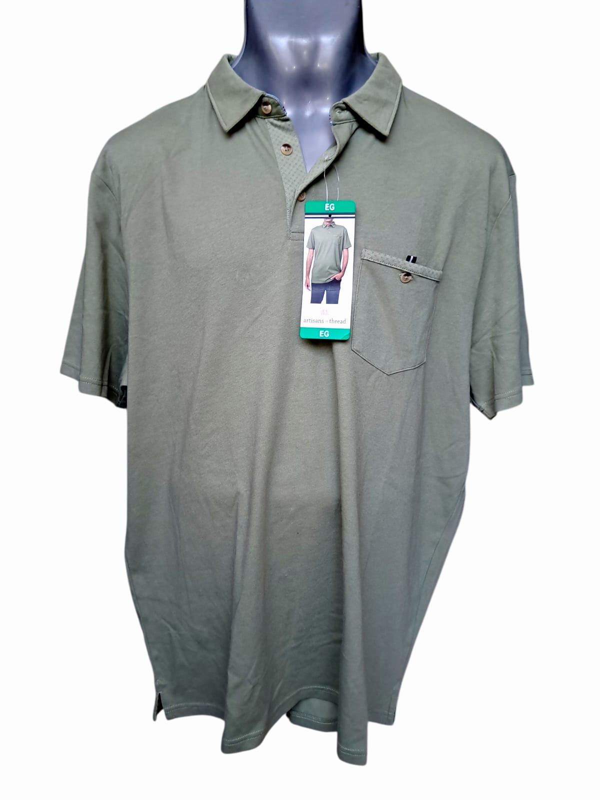 Playera polo Artesians Thread en verde heno, talla EG. 63% algodón, cuello con detalles azul marino y blanco. Corte clásico. Nueva con etiquetas. Minicostos RM.