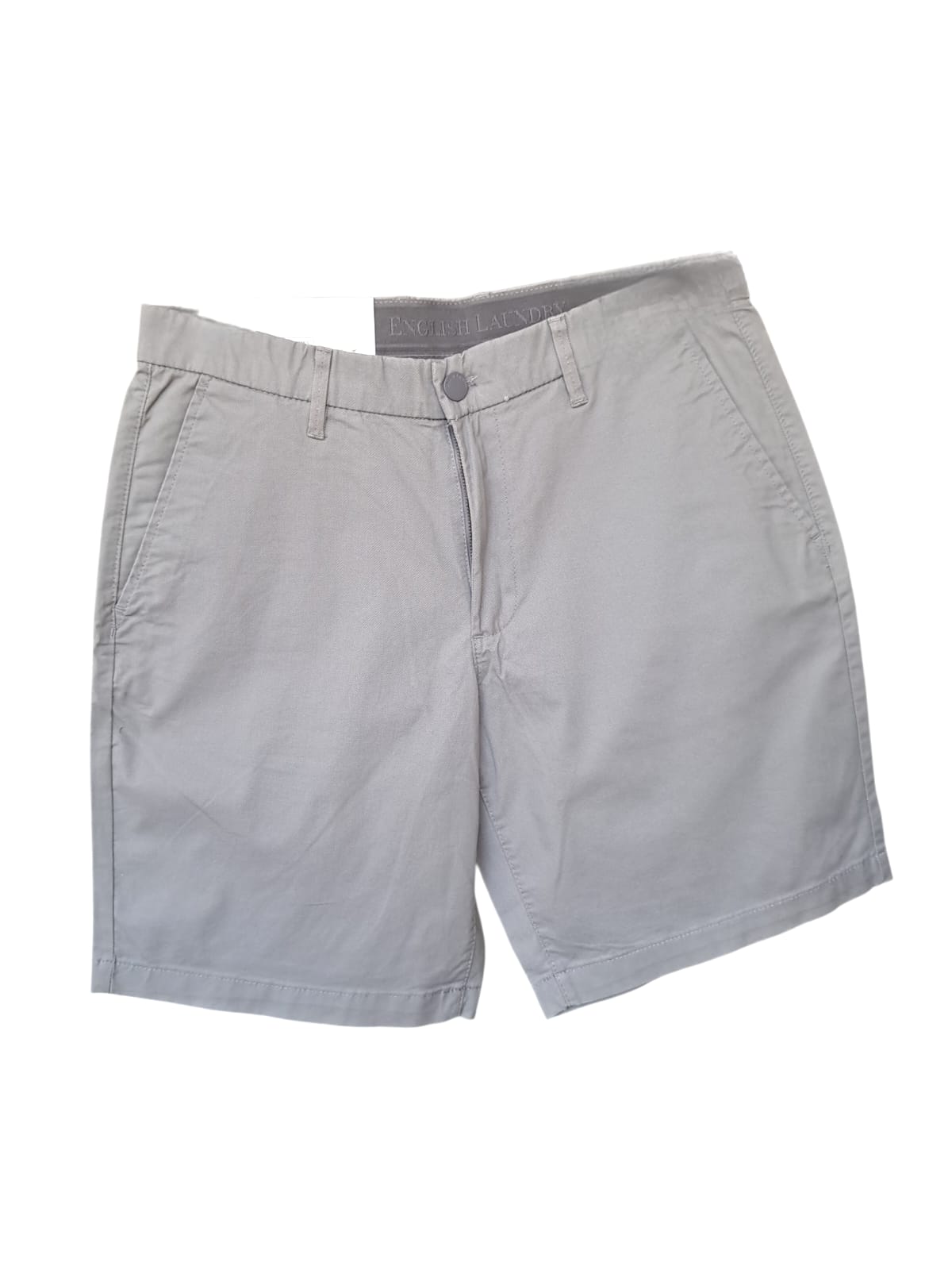 Short chino English Laundry en color gris arena. Corte elegante y fresco, perfecto para verano. Tela suave con estructura que no se arruga. Nuevo. Minicostos RM.