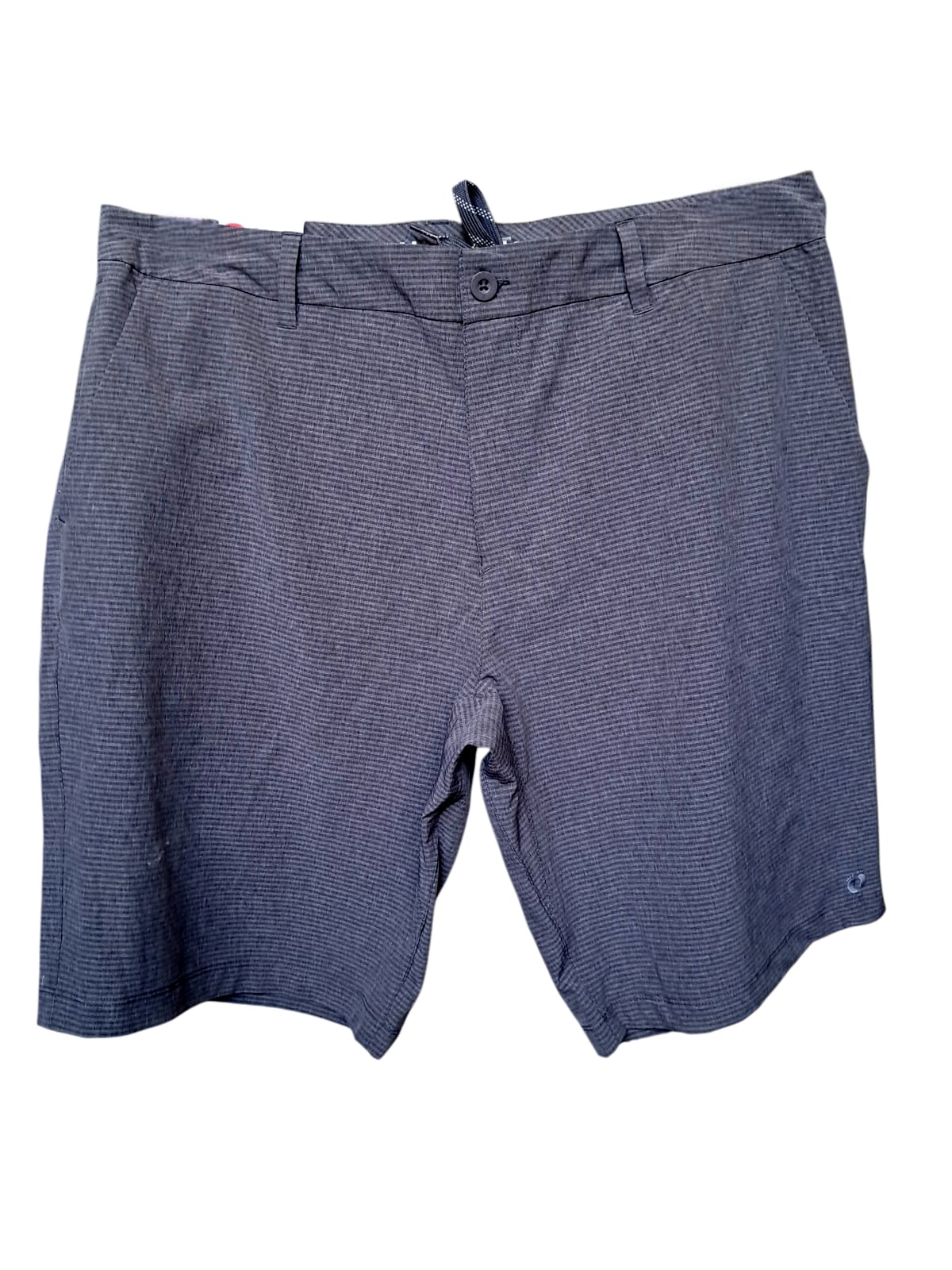 Short casual Hang Ten original. Disponible en gris claro y gris oscuro, tallas 32 y 38. Logo bordado de los pies. Comodidad legendaria. Minicostos RM.