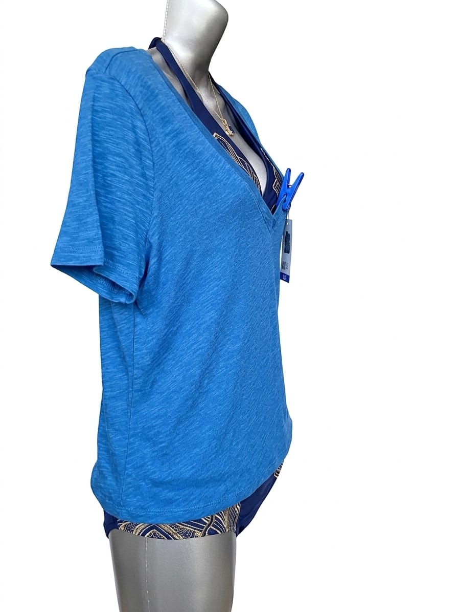 Playera Jezbel cuello en V, 60% algodón premium. Acabado tipo slub, color azul vibrante. Corte regular fit, talla G. Nueva con etiquetas. Minicostos RM.