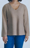 Suéter Splendid tejido de punto fino. Escote en V, color taupe, talla G. Elástico, suave al tacto y transpirable. Clásico atemporal. Minicostos RM.