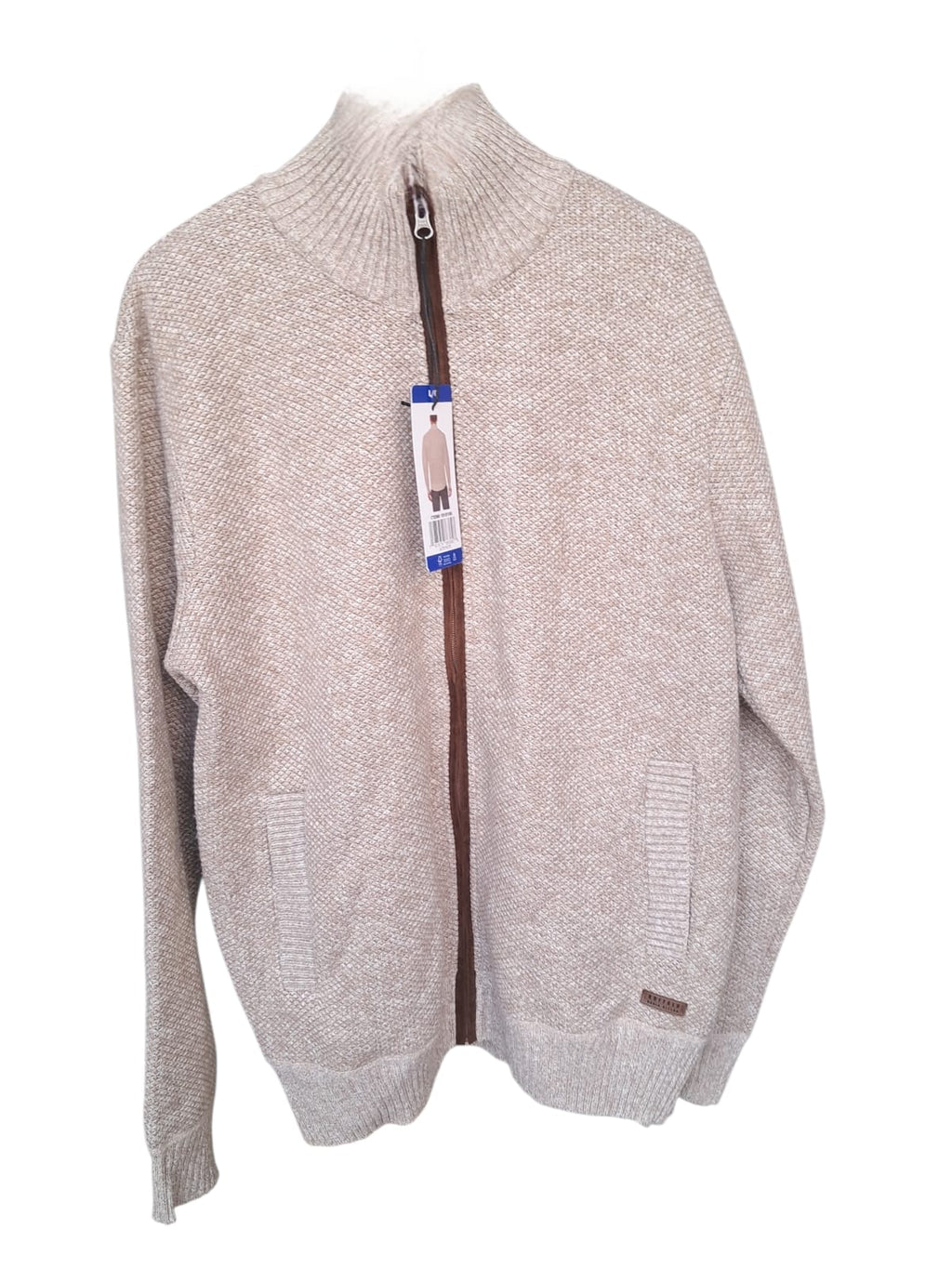Suéter cárdigan Buffalo para caballero talla G. Tejido de punto texturizado, cuello alto, cierre frontal. Beige jaspeado, cálido y elegante. Minicostos RM.