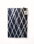 Tapete Calvin Klein accent rug 76x114 cm. Diseño geométrico diamantes en contraste. Estética minimalista moderna. Al pie de la cama o recibidor. Minicostos RM.