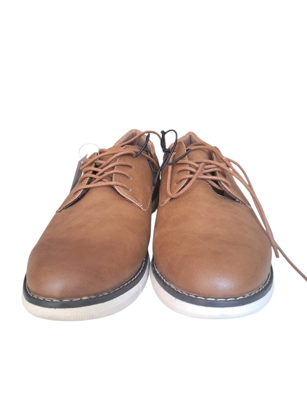 Zapato Izod caballero marrón. Diseño limpio, agujetas al tono. Suela contrastante. Cómodo y versátil. Ideal trabajo o salida casual. Minicostos RM.