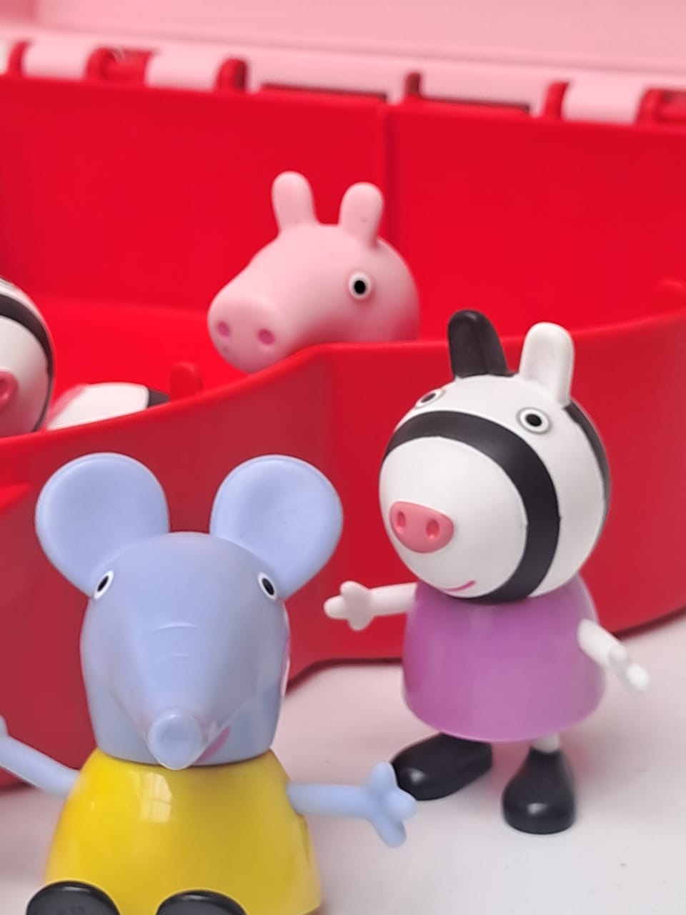 Peppa Pig - Carry-Along - Set 9 Figuras - Maletín Transportador
