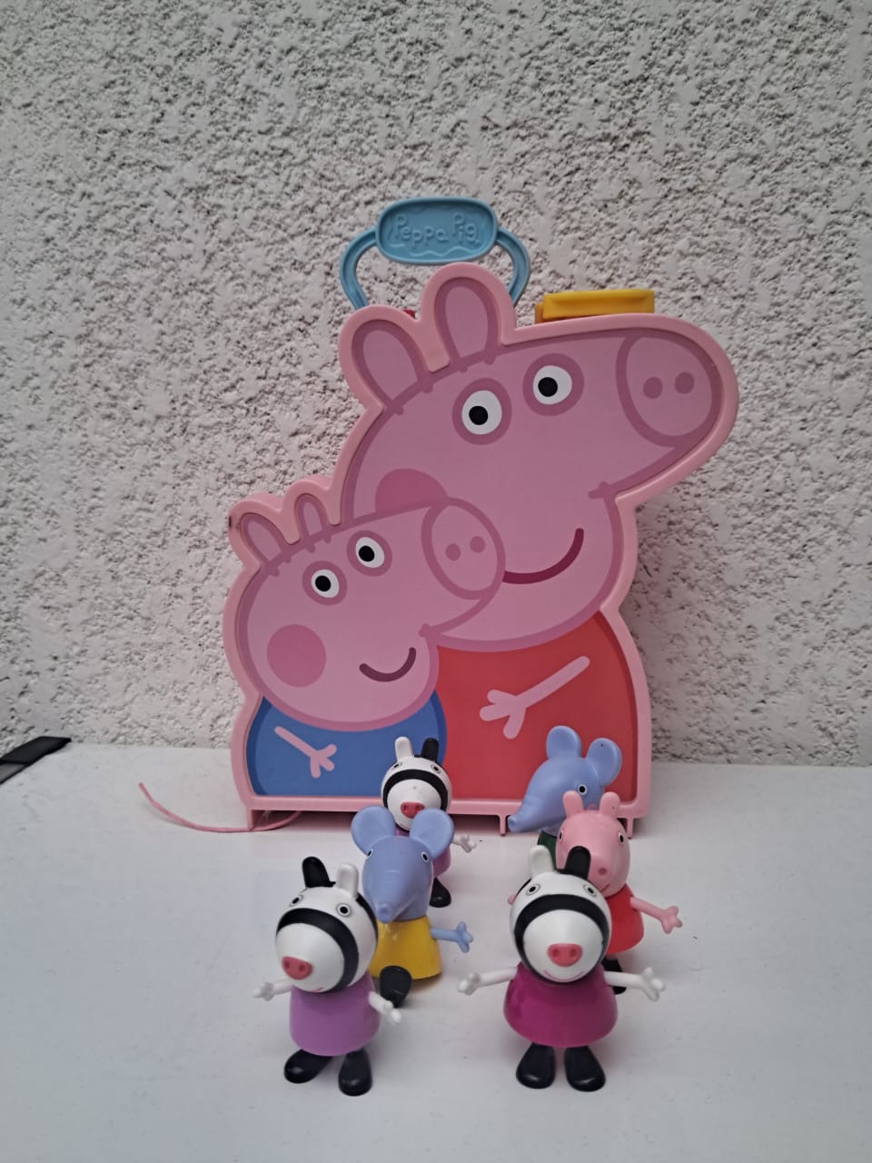 Peppa Pig - Carry-Along - Set 9 Figuras - Maletín Transportador