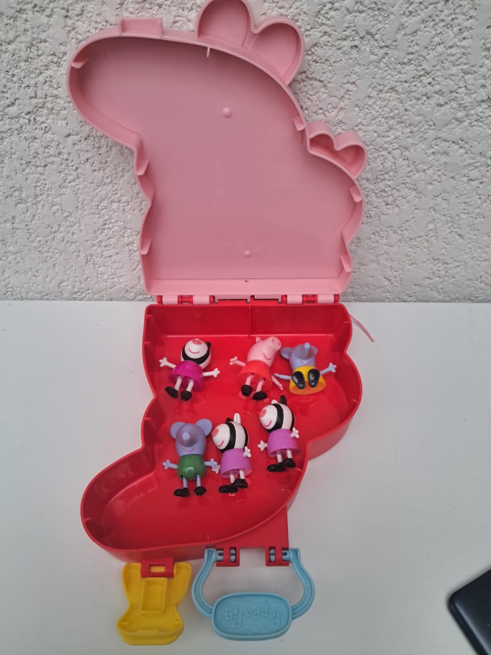 Peppa Pig - Carry-Along - Set 9 Figuras - Maletín Transportador