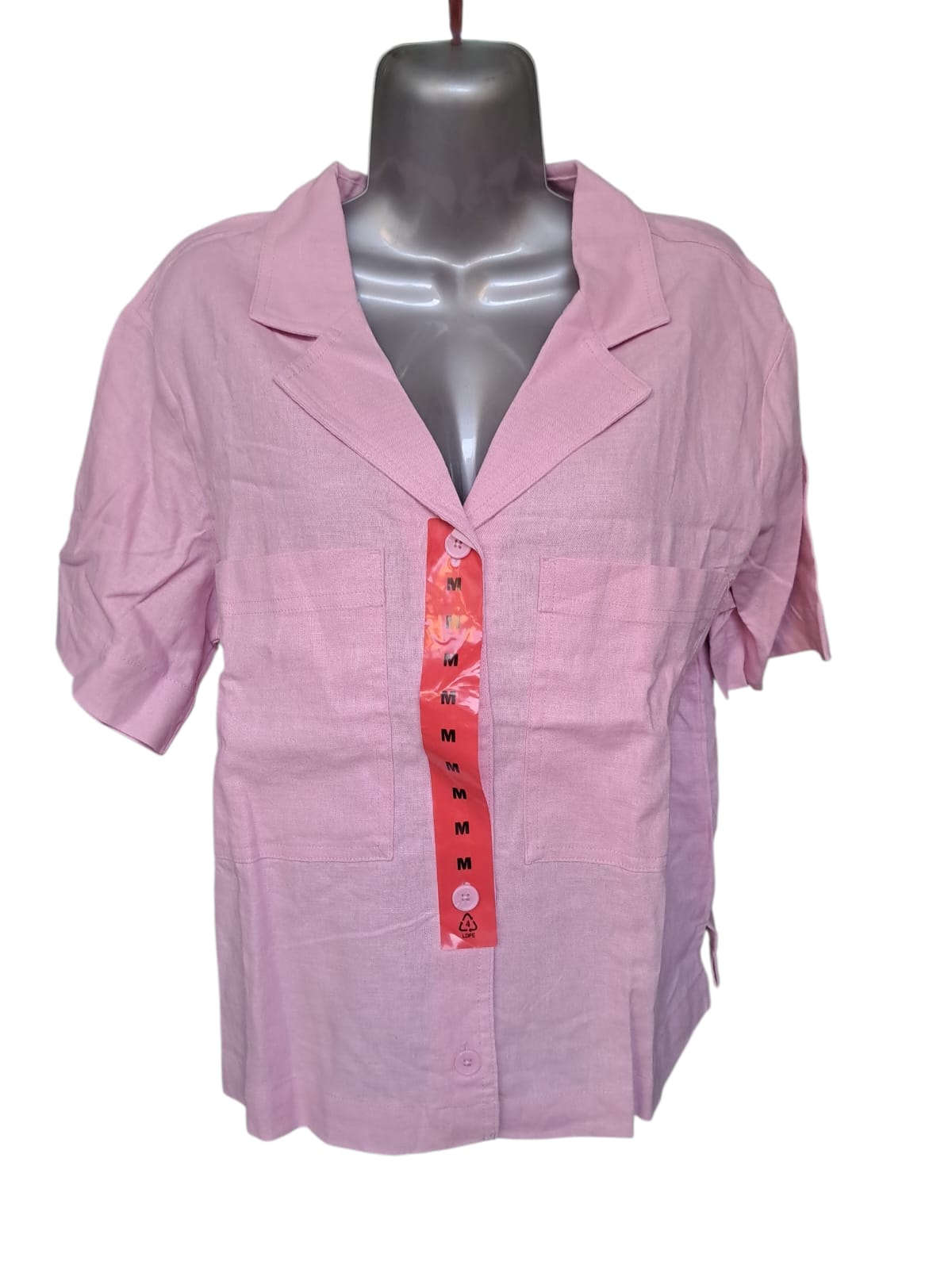 Blusa Buffalo de lino natural. Diseño camisero con cuello de solapa y bolsillos frontales. Transpirable y ligera. Estilo casual premium. Minicostos RM.