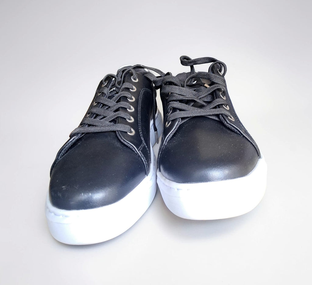 Tenis DKNY Sport urbanos talla 7 MX. Diseño minimalista negro y blanco. Tejido transpirable, suela cómoda. Marca de prestigio a precio liquidación. Minicostos RM.