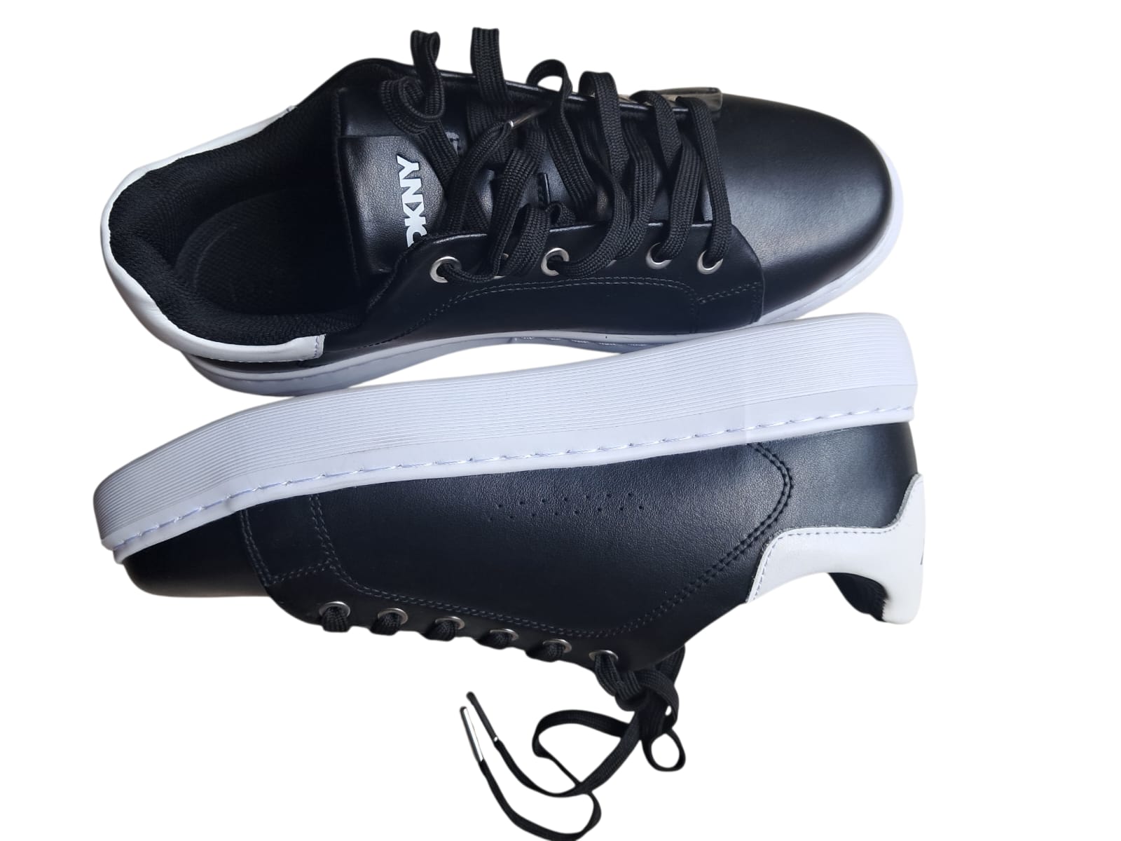 enis DKNY Sport para Caballero – Estilo Urbano de Lujo en Talla 7 (27 MX)