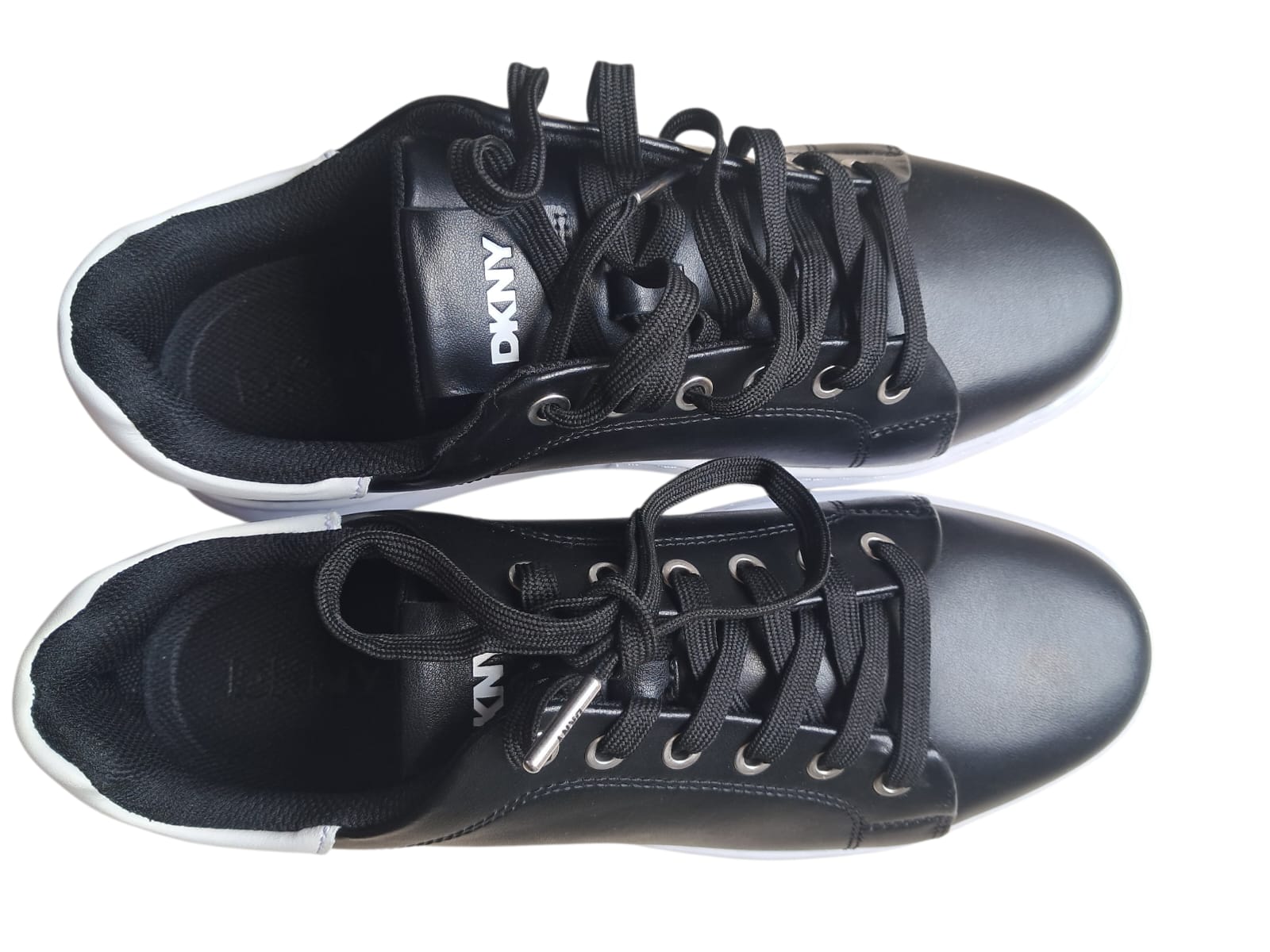 enis DKNY Sport para Caballero – Estilo Urbano de Lujo en Talla 7 (27 MX)